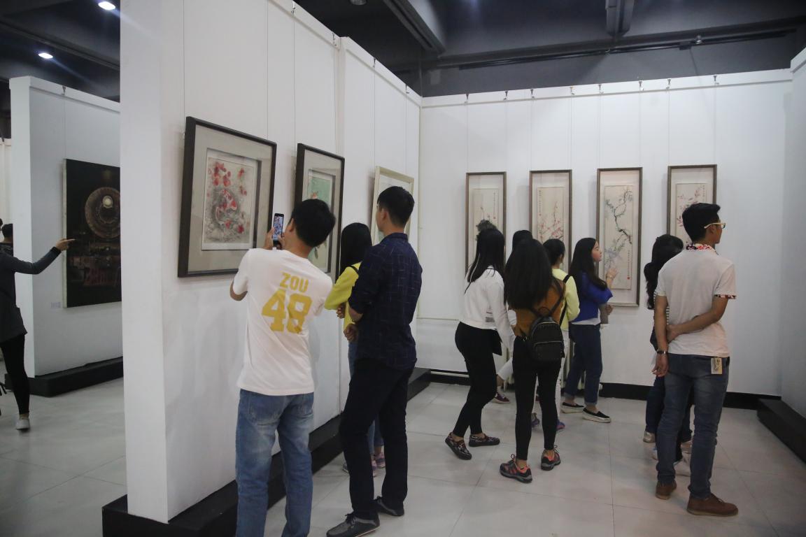 学生们踊跃看展