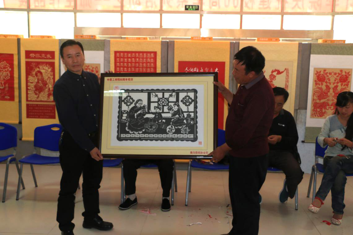 剪纸作品《传承》