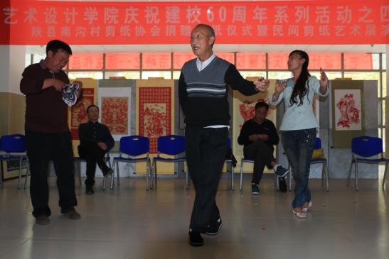 艺人们边剪边唱,现场表演《十二月花》剪纸歌