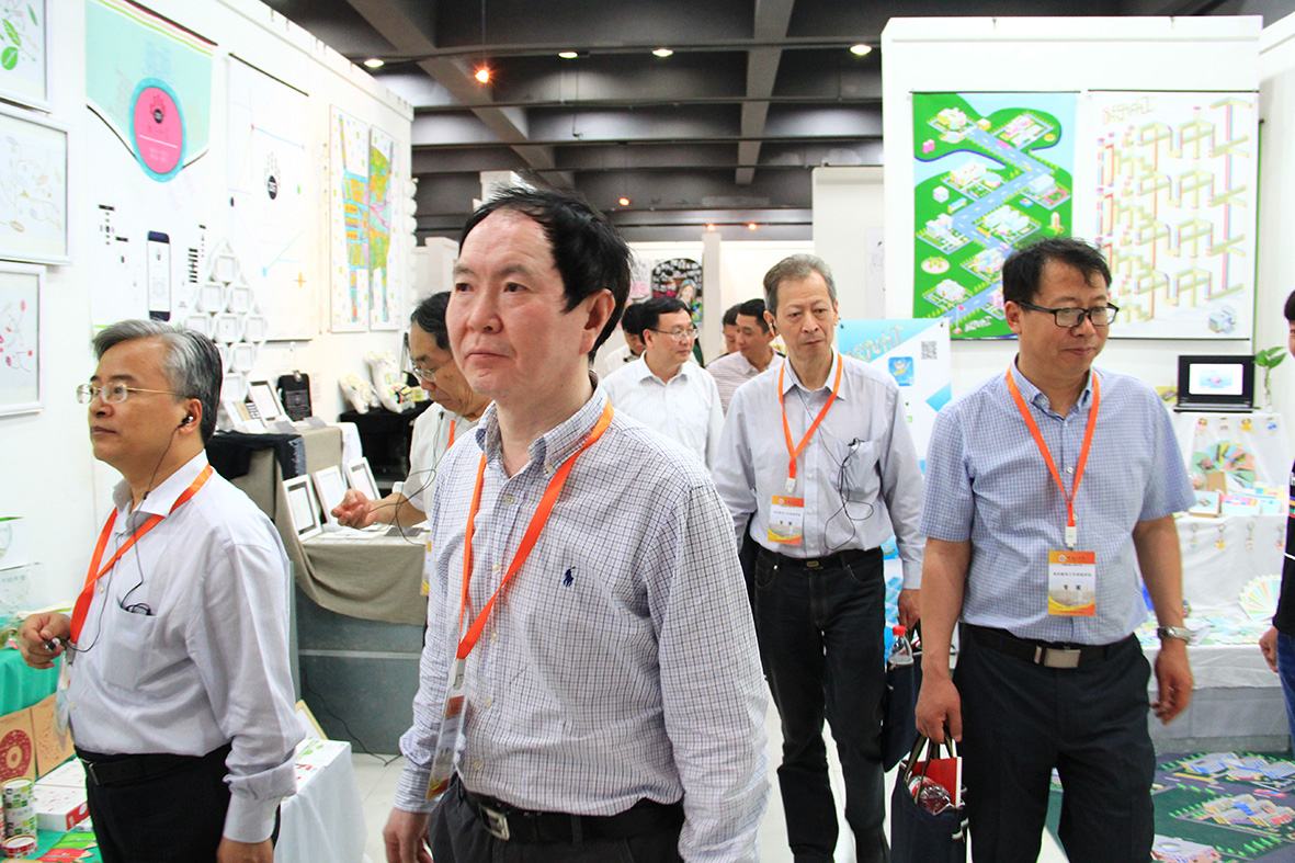 评估专家莅临观展。