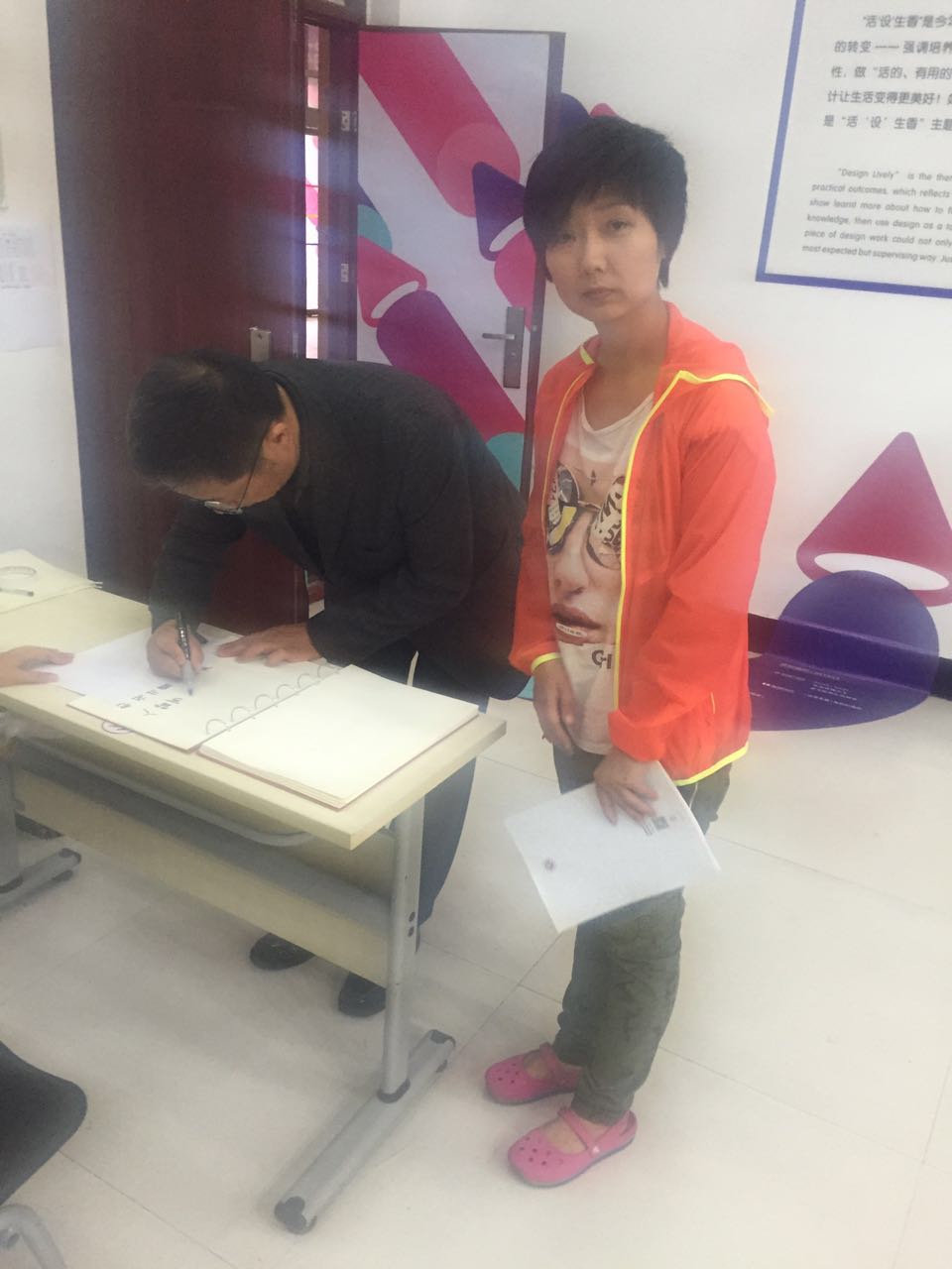 校党委副书记刘志刚前来观展,并欣然题词。