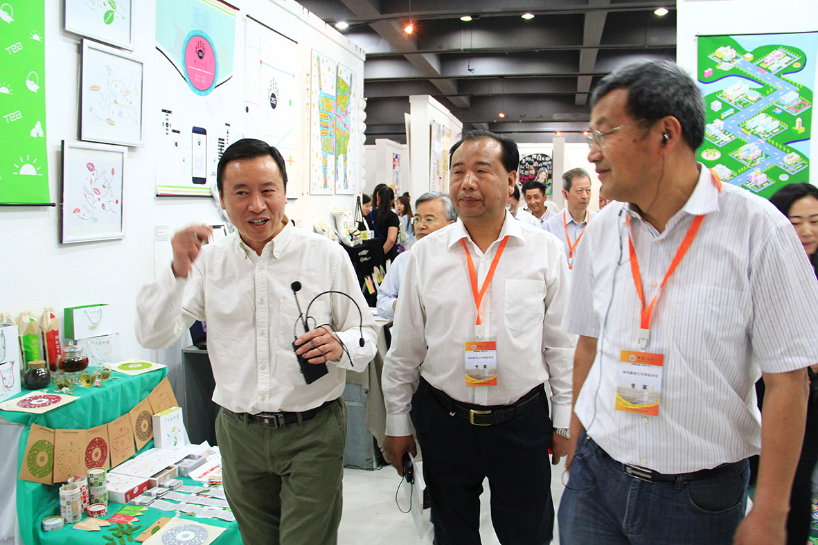 教育部评估专家参观展览