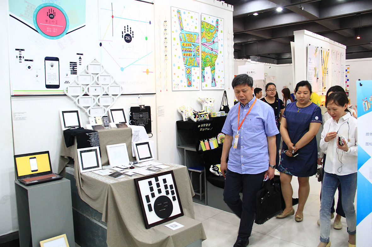 副校长曹健带领专家莅临观展。