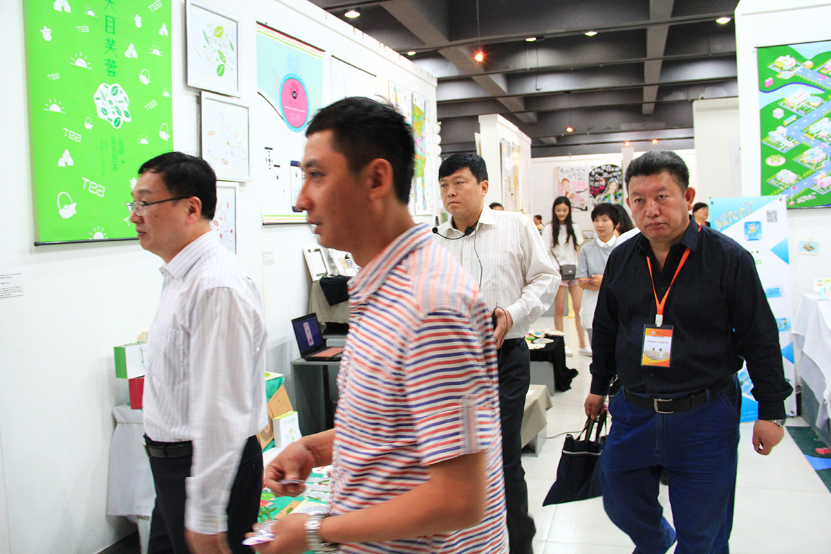 校党委书记崔世忠、校长俞海洛带领专家莅临观展。