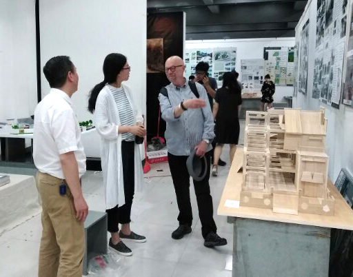 英国曼彻斯特城市大学David教授参观展览