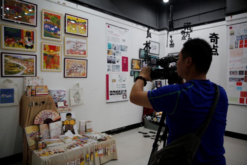 中央电视台书画频道来展厅采访