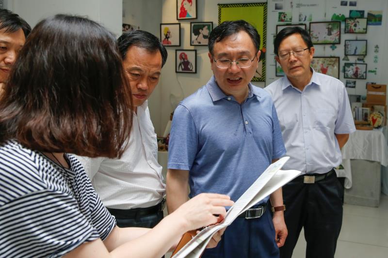 俞校长、郭书记、李书记等领导莅临展厅