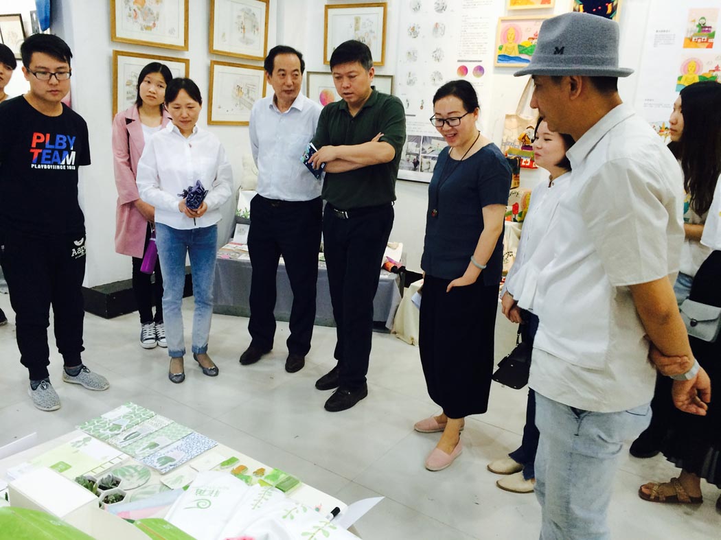 崔书记、谷校长、曹校长等领导莅临展厅